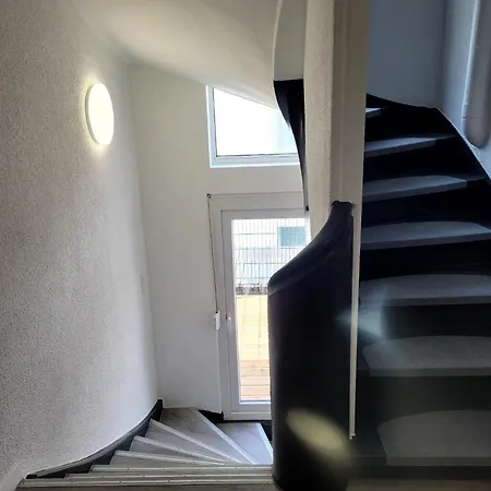 Fischer 2 - Geraeumige Monteurs- & Mit 4 Schlafzimmern - Neu Renoviert Mit Privater Terrasse, Smart-tv & Voll Ausgestatteter Kueche - Ideal Fuer Arbeit, Gruppen & Familien *
