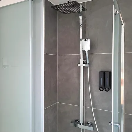 Appartamento Fischer 2 - Geraeumige Monteurs- & Mit 4 Schlafzimmern - Neu Renoviert Mit Privater Terrasse, Smart-tv & Voll Ausgestatteter Kueche - Ideal Fuer Arbeit, Gruppen & Familien