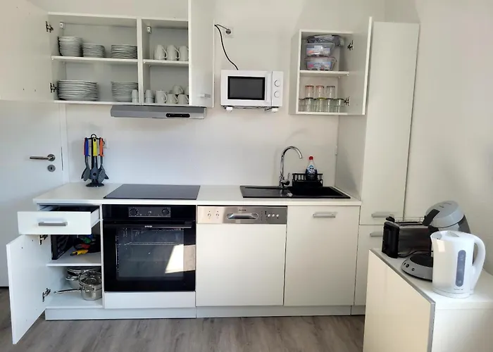 Appartement Fischer 2 - Geraeumige Monteurs- & Mit 4 Schlafzimmern - Neu Renoviert Mit Privater Terrasse, Smart-tv & Voll Ausgestatteter Kueche - Ideal Fuer Arbeit, Gruppen & Familien *