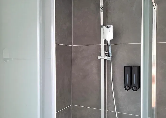 Appartement Fischer 2 - Geraeumige Monteurs- & Mit 4 Schlafzimmern - Neu Renoviert Mit Privater Terrasse, Smart-tv & Voll Ausgestatteter Kueche - Ideal Fuer Arbeit, Gruppen & Familien